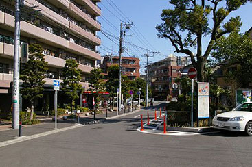 ⑧ポストのある歩道を先に進んで下さい。